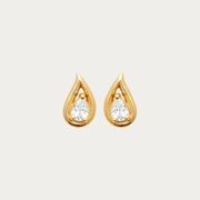 Craquez pour les puces d'oreilles Petite Anse en plaqué or jaune 18K, ornées de zirconiums taille poire. Des boucles d'oreilles fines et lumineuses inspirées des plages de Saint-Martin.