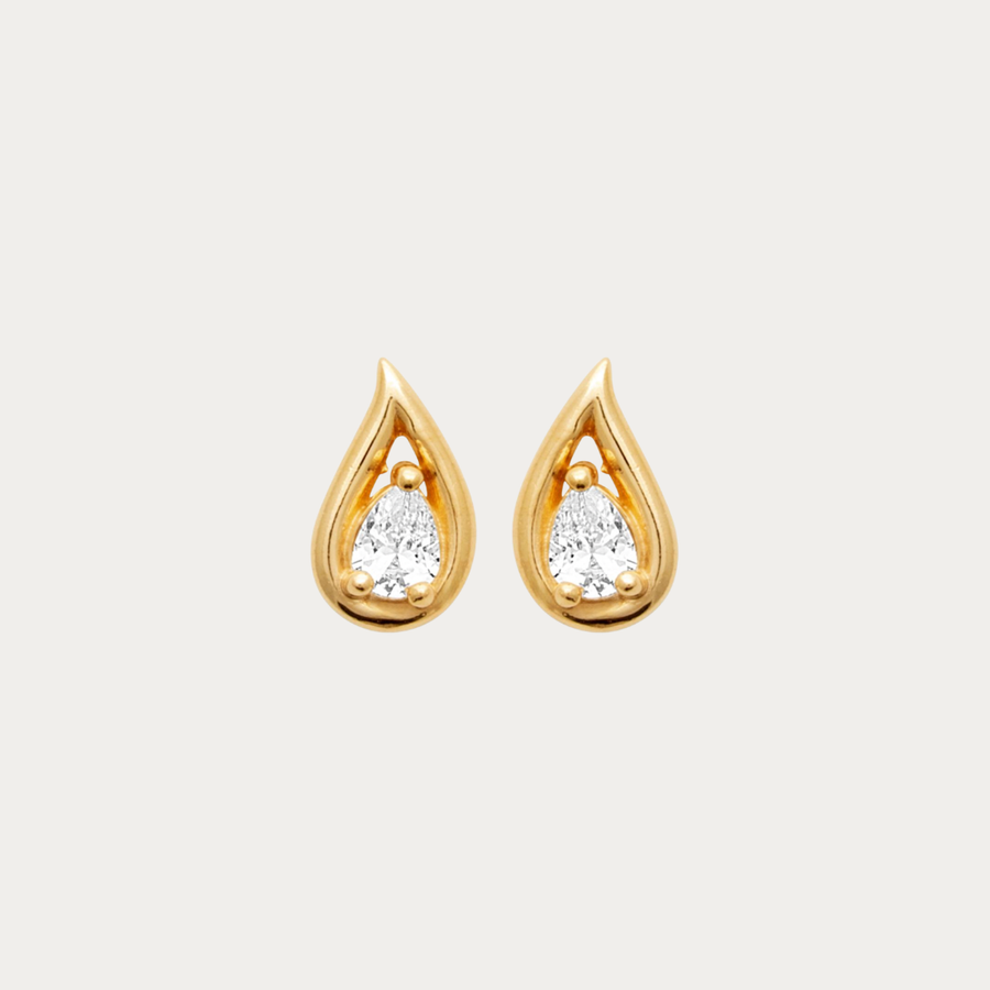 Craquez pour les puces d'oreilles Petite Anse en plaqué or jaune 18K, ornées de zirconiums taille poire. Des boucles d'oreilles fines et lumineuses inspirées des plages de Saint-Martin.