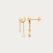 Découvrez les boucles d'oreilles Zénith en plaqué or 18 carats, ornées d'un croissant de lune, de perles de culture et de zirconiums scintillants. Un bijou raffiné et lumineux signé Prendre le Large.