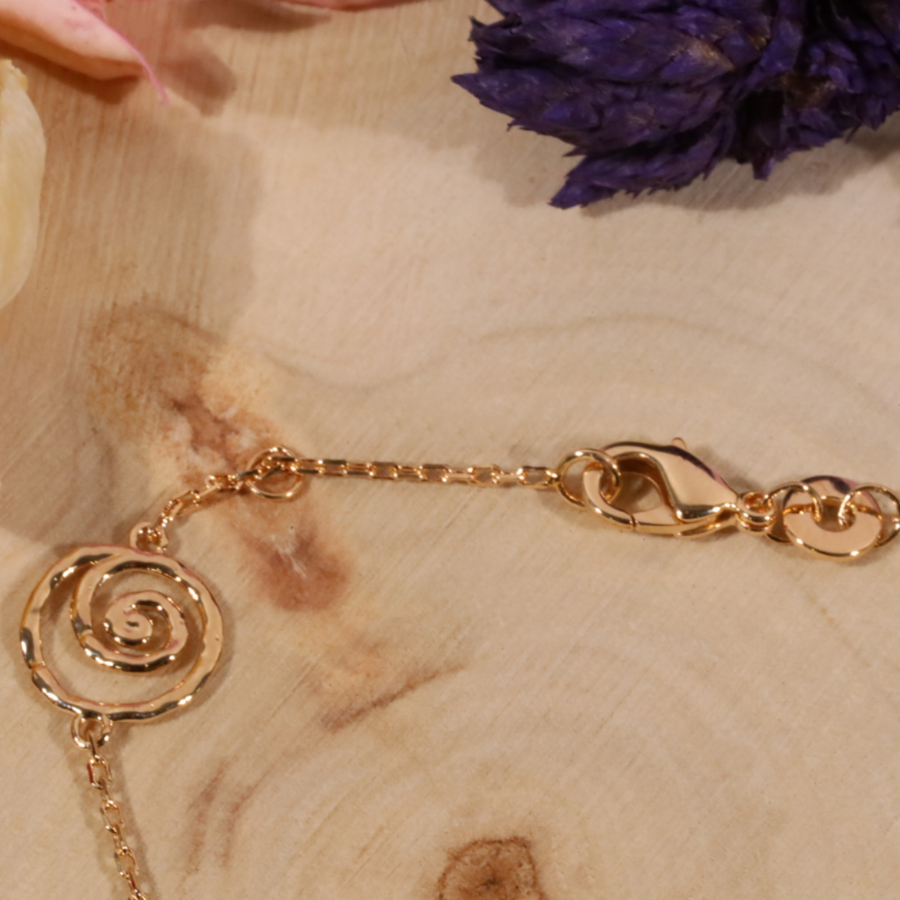 Bracelet fin et intemporel, facile à associer avec d'autres bijoux.