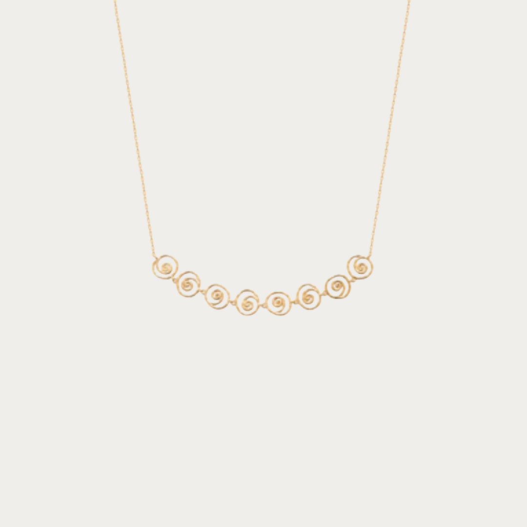 Pensé comme une invitation à l'évasion, ce collier capture l'esprit libre des rivages polynésiens et l'élégance naturelle de la collection Prendre le Large.