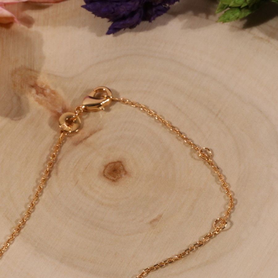 La chaîne forçat mesure 45 cm avec 2 petits anneaux supplémentaires d'ajustement pour un ajustement plus serré de votre collier (42 cm /ou 40 cm).