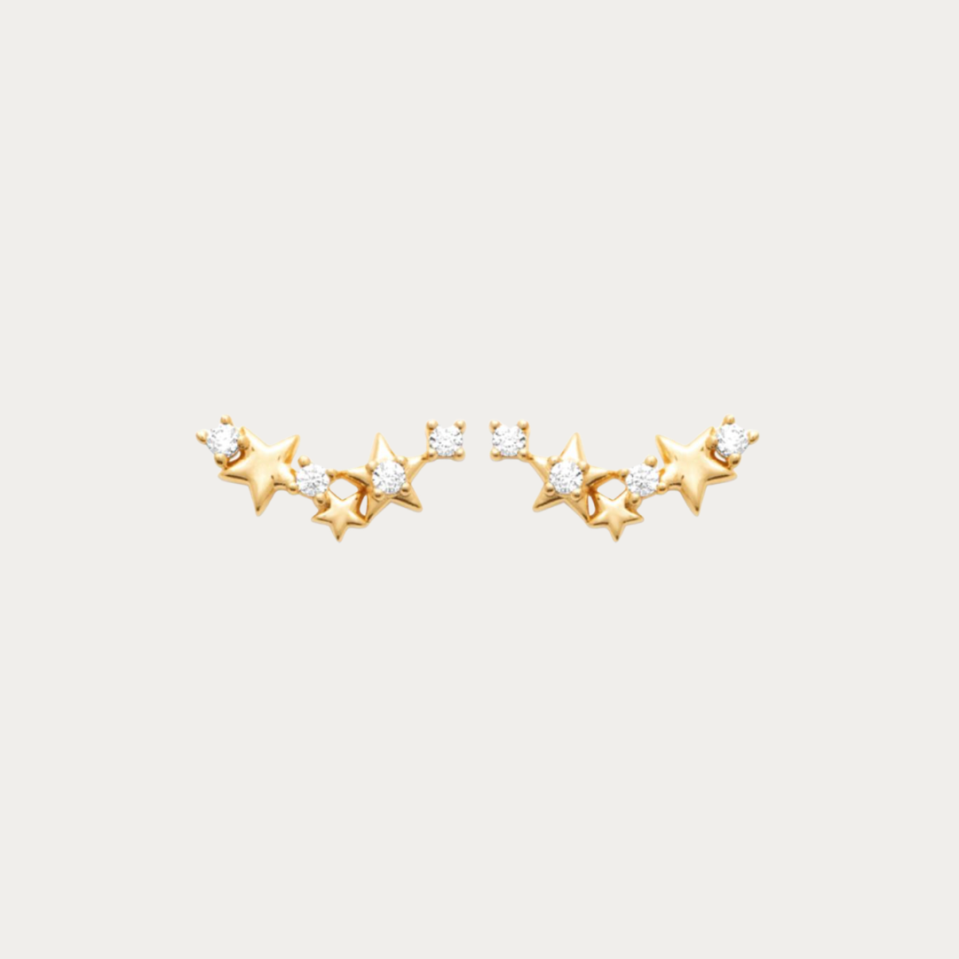 La collection Polaris célèbre les nuits d'été où les étoiles se reflètent sur la mer. Des bijoux délicats qui rappellent que chaque voyage commence en levant les yeux vers le ciel, guidé par une lumière qui ne s'éteint jamais.