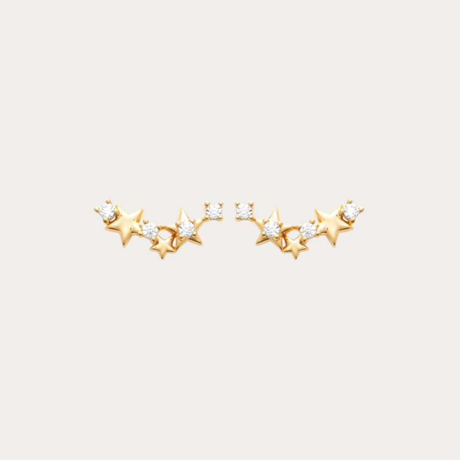 La collection Polaris célèbre les nuits d'été où les étoiles se reflètent sur la mer. Des bijoux délicats qui rappellent que chaque voyage commence en levant les yeux vers le ciel, guidé par une lumière qui ne s'éteint jamais.