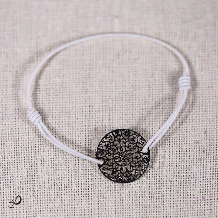 Bracelet élastique Mandala gris avec pendentif argenté