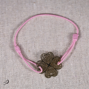 Bracelet élastique Trèfle rose avec pendentif doré