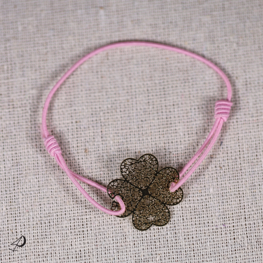 Bracelet élastique Trèfle rose avec pendentif doré
