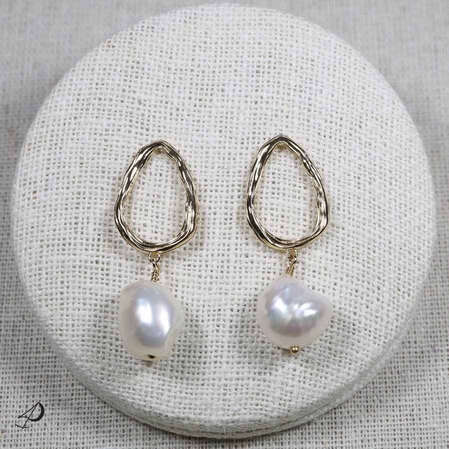 Magnifique paire de boucles d'oreilles pour femme fabriquée en plaqué Or 750, 18 carats sur 3 couches microns.