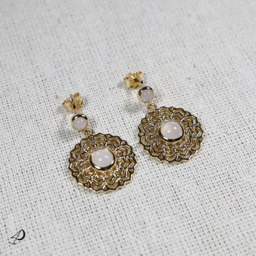 Nos bijoux de la collection Alhambra disposent d'une paire de boucles d'oreilles légèrement pendantes, légères pour les porter toute la journée sans modération ! 