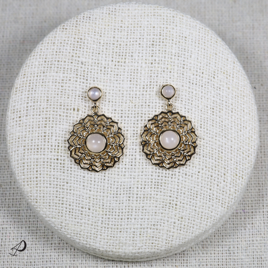 Les boucles d'oreilles de la marque Prendre la large sont fabriquées à partir d'Or jaune 750 de haute qualité, disposé sur trois couches (3 microns d'Or jaune).