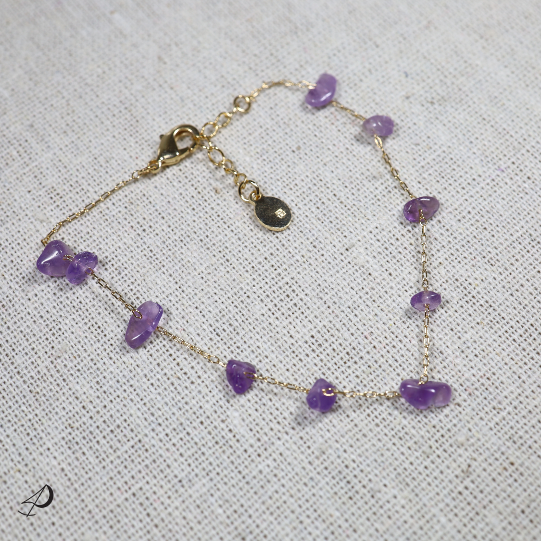 Magnifique bracelet avec plusieurs pierres d'Améthyste violettes naturelles brutes.