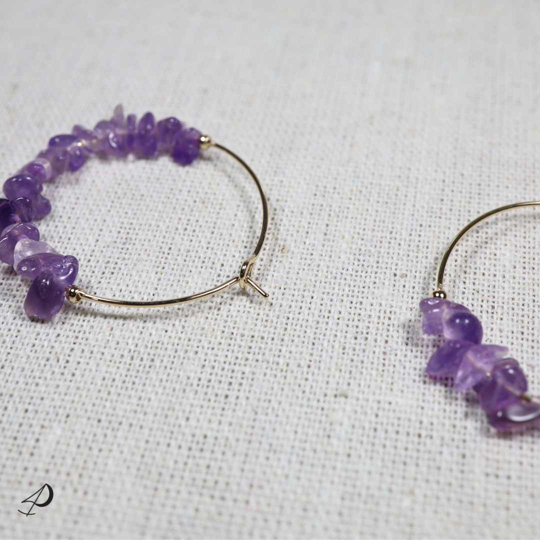 Les petites pierres brutes de couleurs violet / transparent est de l'Améthyste naturelle.