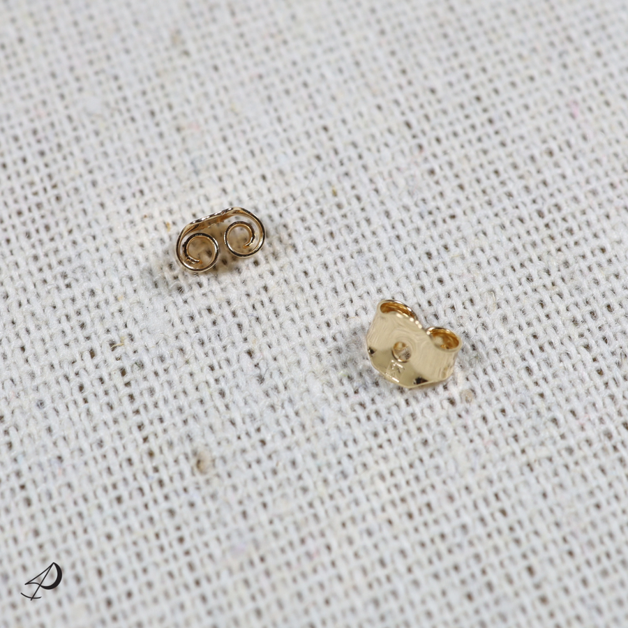 Puces d'oreilles Cupabia dorées en forme de coquillage