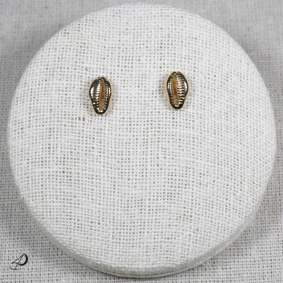 Puces d'oreilles Cupabia dorées en forme de coquillage